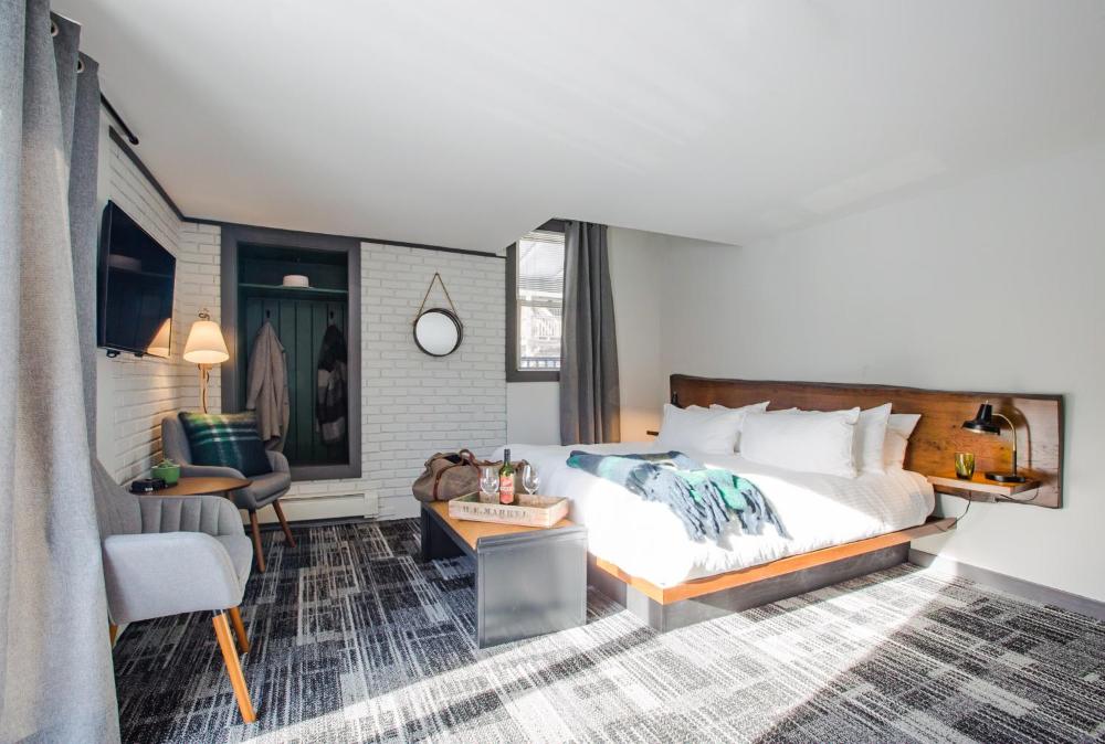 Deluxe Double Room with Balcony interior
